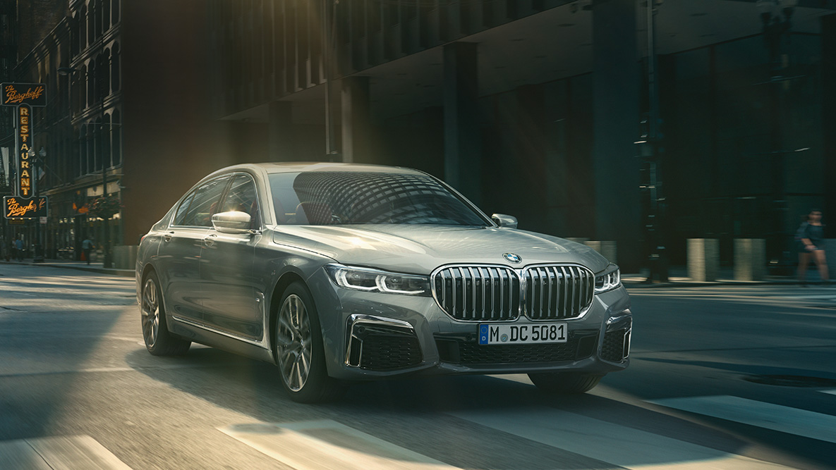 BMW 7. sērijas Sedan braukšanas palīgsistēma Professional Braukšanas palīgsistēma Professional: trīs ceturtdaļu skats no priekšpuses uz BMW 7. sērijas Sedan, braucot pa pilsētu