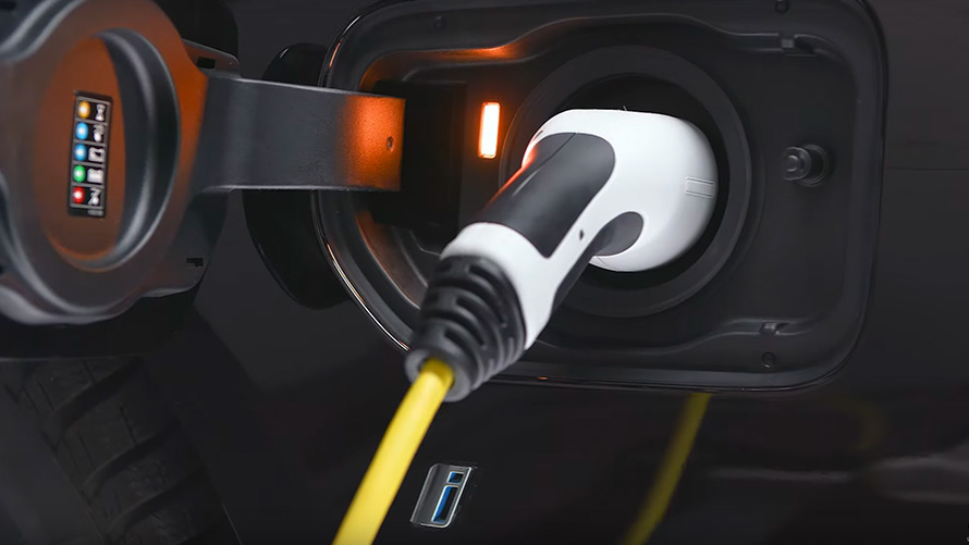 BMW hibrīdauto, savienots ar uzlādes kabeli BMW hibrīdauto, savienota ar uzlādes kabeli, tuvplāns