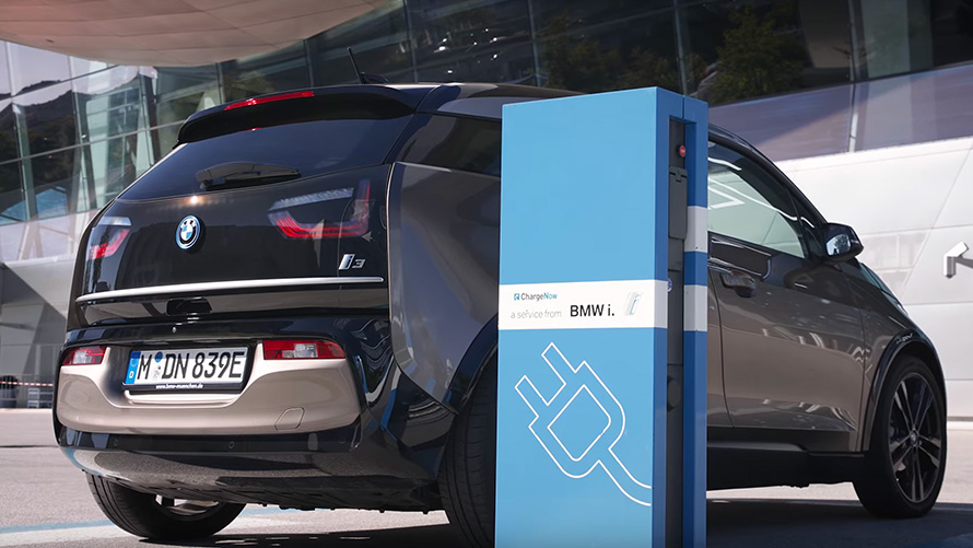 BMW i3, i01 uzlādes stacijā BMW i3, i01 uzlādes stacijā, trīs ceturtdaļu aizmugures skats