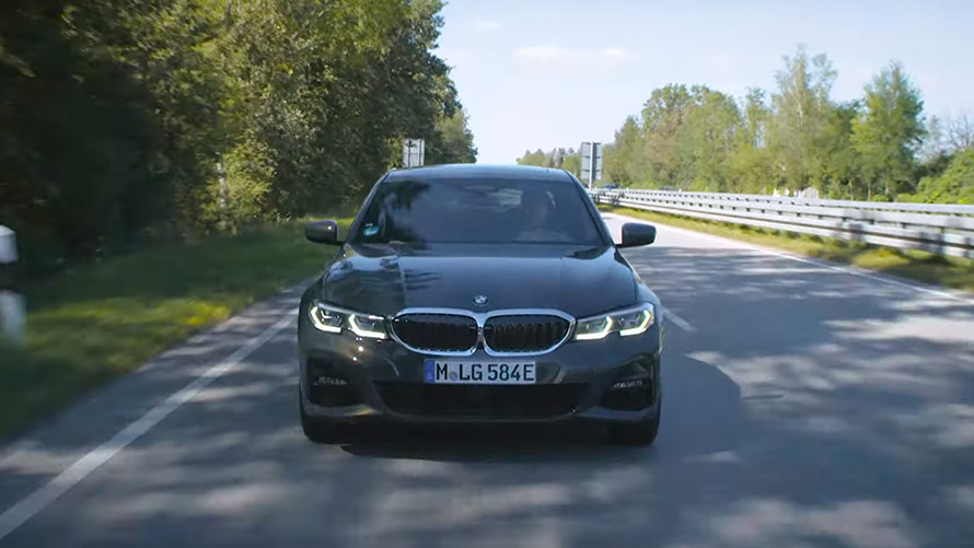 BMW hibrīdauto braucienā pa ceļu BMW hibrīdauto braucienā pa ceļu, skats no priekšpuses