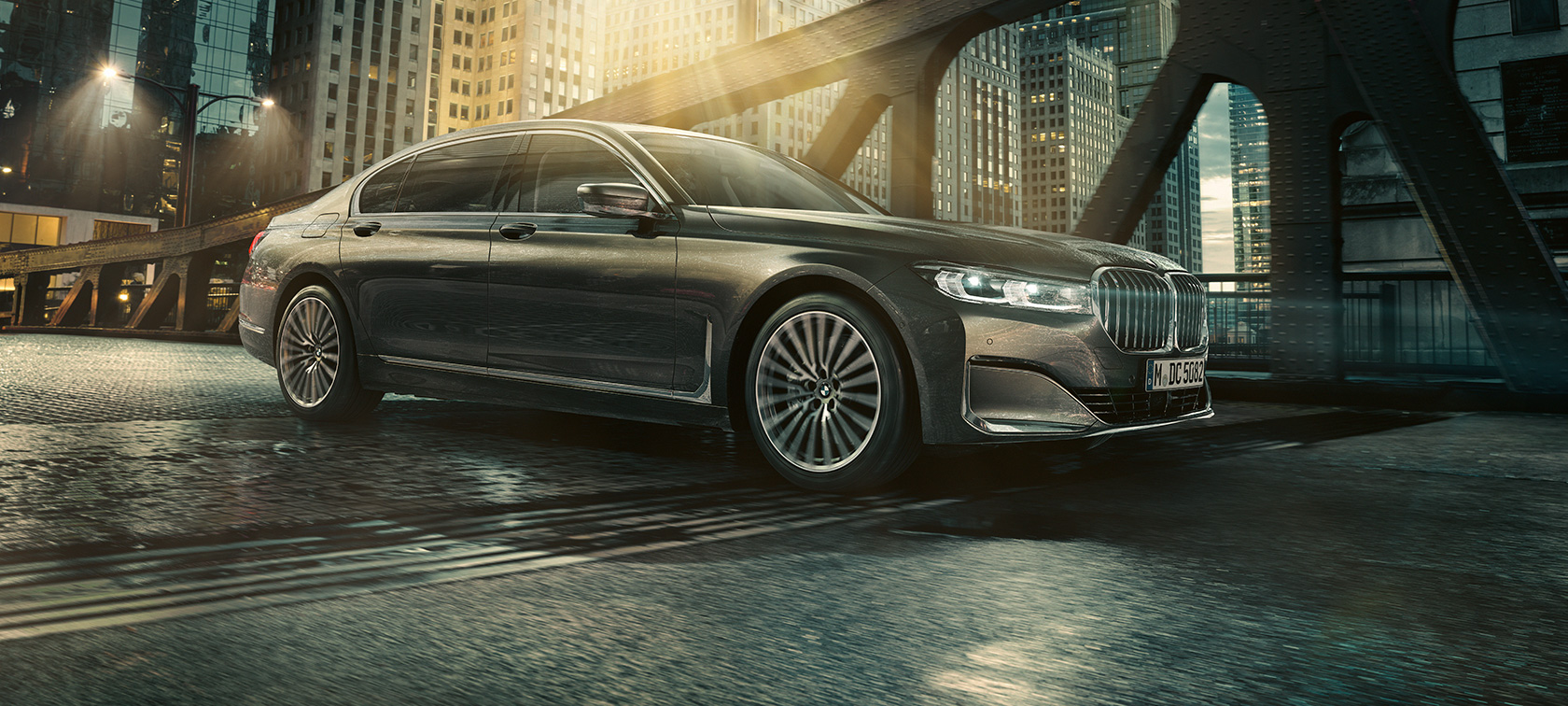 BMW 7. sērijas Sedan, G11, G12, 2019, sānskats BMW 7. sērijas Sedan G11, G12, 2019, Bernina Grey Amber Effect krāsā pilsētvidē, trīs ceturtdaļu skatā no sāna