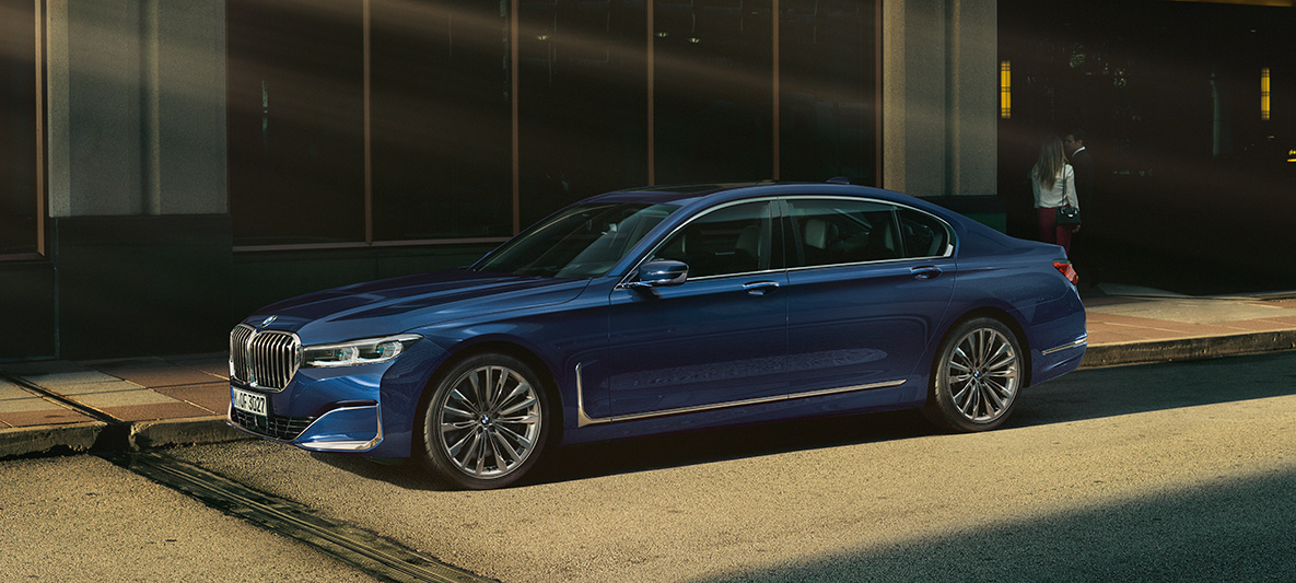 BMW 7. sērijas Sedan G11, G12, BMW Individual metāliska Aventurine Red krāsa, sānskats BMW 7. sērijas Sedan G11, G12, BMW Individual metāliska Aventurine Red krāsa, sānskats pilsētvidē