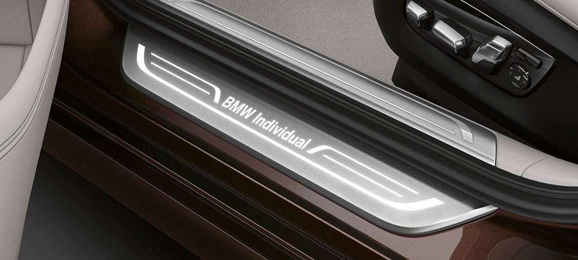 BMW 7. sērijas Sedan G11, G12, durvju slieksnis BMW 7. sērijas Sedan G11, G12, durvju sliekšņi ar izgaismotu BMW Individual uzrakstu