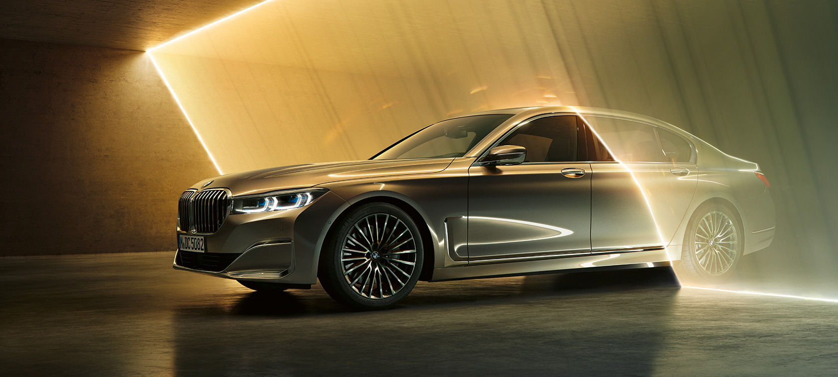 BMW 7. sērijas Sedan G11, G12, 2019, Bernina Grey Amber Effect krāsā trīs ceturtdaļu skatā no priekšpuses, gaismas staru ieskauts