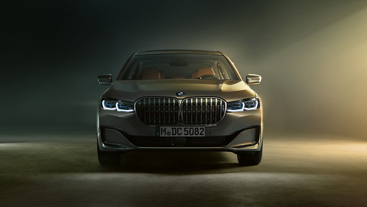 BMW 7. sērijas Sedan, G11, G12, 2019, skats no priekšpuses BMW 7. sērijas Sedan G11, G12, 2019, Bernina Grey Amber Effect krāsā trīs ceturtdaļu skatā no priekšpuses, tumšinātā gaismā