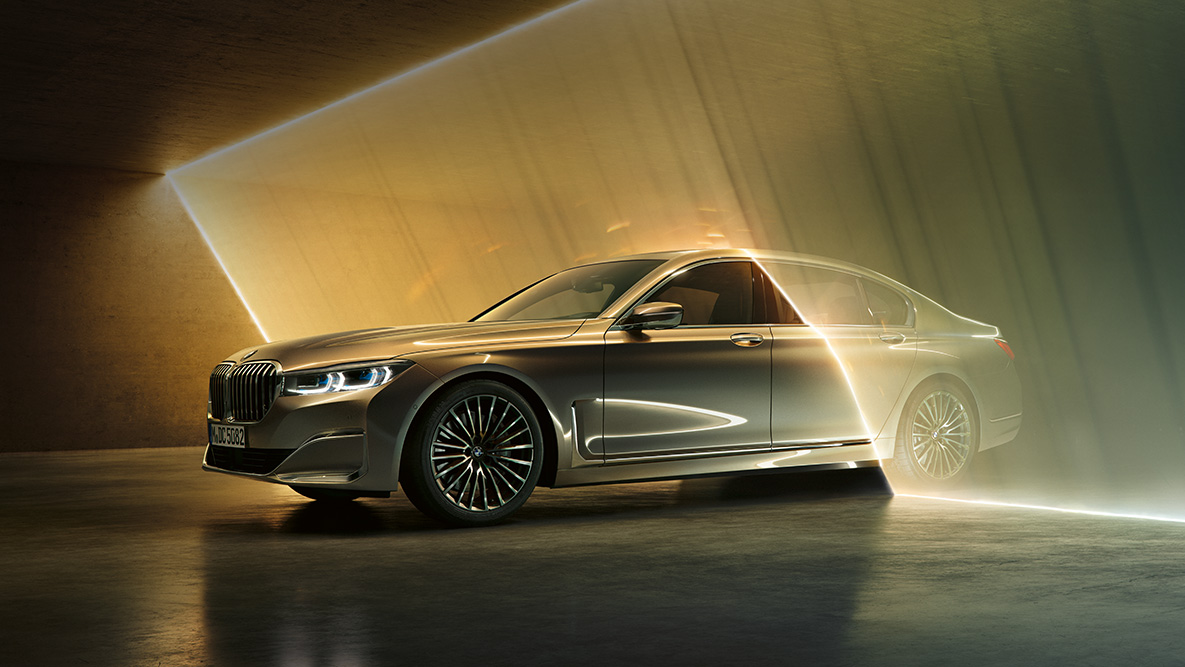 BMW 7. sērijas Sedan G11, G12, 2019, gaismas aizmugurē BMW 7. sērijas Sedan G11, G12, 2019, Bernina Grey Amber Effect krāsā, gaismas aizmugurē, tuvplāns