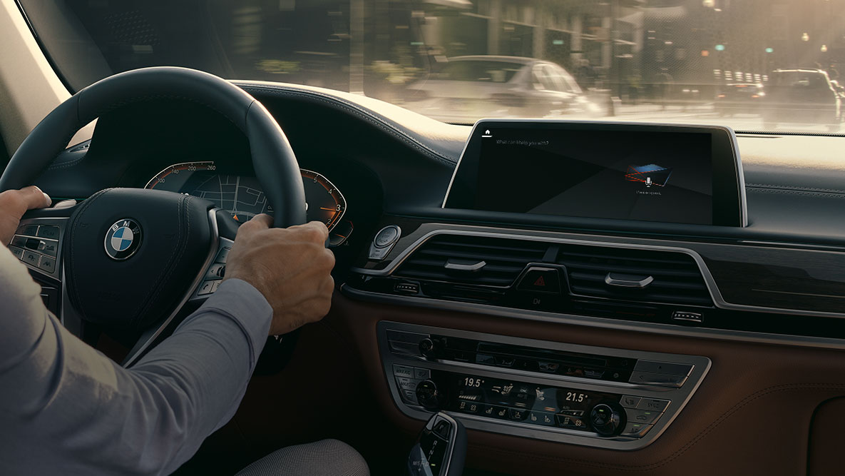 BMW 7. sērijas Sedan G11, G12, 2019, BMW atjautīgais personiskais asistents BMW 7. sērijas Sedan G11, G12, 2019, vīrietis kokpitā, skats uz displeju ar BMW atjautīgo personisko asistentu
