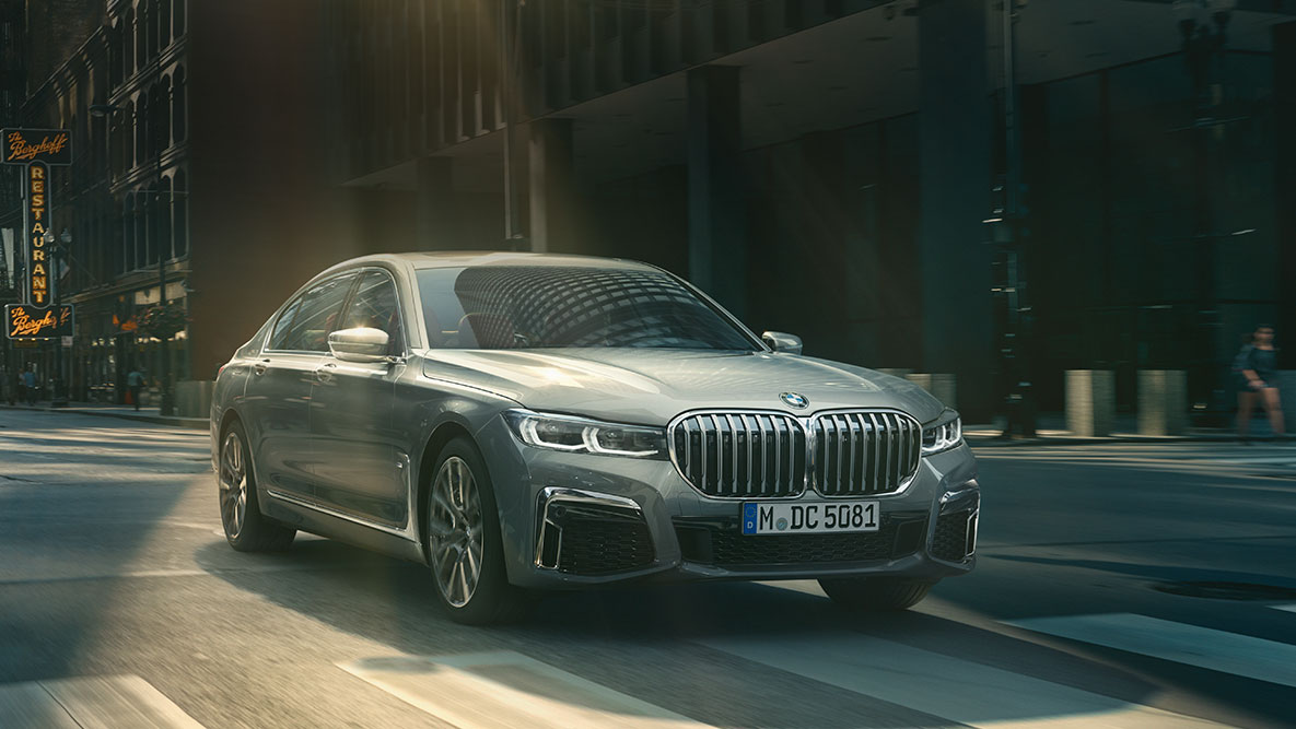 BMW 7. sērijas Sedan G11, G12, 2019, braukšanas palīgsistēma Professional BMW 7. sērijas Sedan G11, G12, 2019, trīs ceturtdaļu skats uz braucošu automobili uz pilsētas fona, braukšanas palīgsistēma Professional
