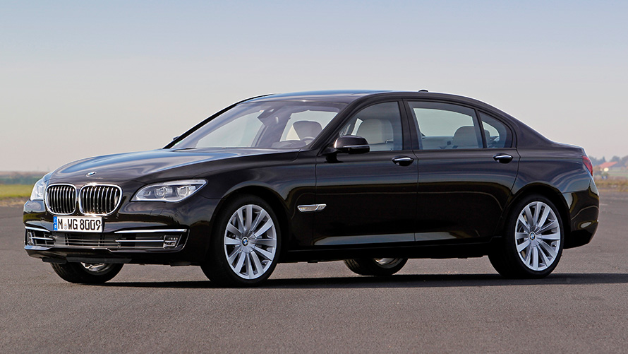 BMW 7. sērijas xDrive Sedan (F02), septiņu astotdaļu sānskats, stāvošs automobilis BMW 7. sērijas xDrive Sedan (F02), septiņu astotdaļu sānskats, stāvošs automobilis