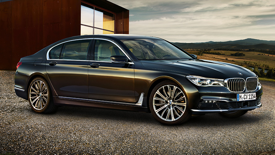 BMW 7. sērijas xDrive Sedan (G12), septiņu astotdaļu sānskats, stāvošs automobilis BMW 7. sērijas xDrive Sedan (G12), septiņu astotdaļu sānskats, stāvošs automobilis
