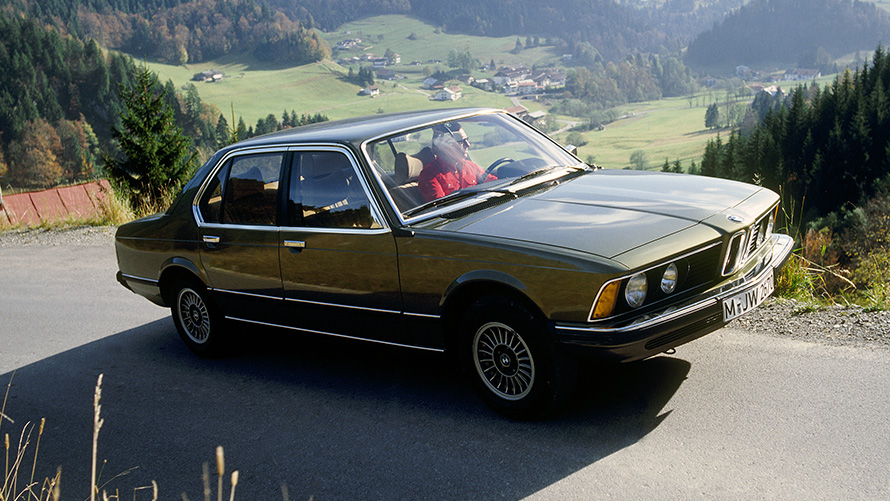 BMW 7. sērijas xDrive Sedan (E23), septiņu astotdaļu sānskats, braucošs automobilis BMW 7. sērijas xDrive Sedan (E23), septiņu astotdaļu sānskats, braucošs automobilis