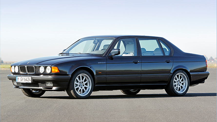 BMW 7. sērijas xDrive Sedan (E23), septiņu astotdaļu sānskats, stāvošs automobilis BMW 7. sērijas xDrive Sedan (E23), septiņu astotdaļu sānskats, stāvošs automobilis