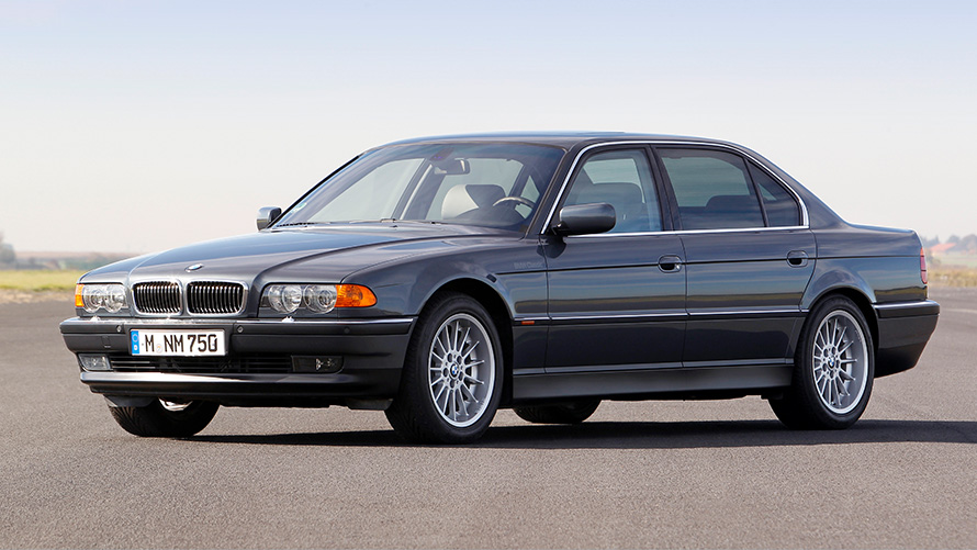 BMW 7. sērijas xDrive Sedan (E38), septiņu astotdaļu sānskats, stāvošs automobilis BMW 7. sērijas xDrive Sedan (E38), septiņu astotdaļu sānskats, stāvošs automobilis