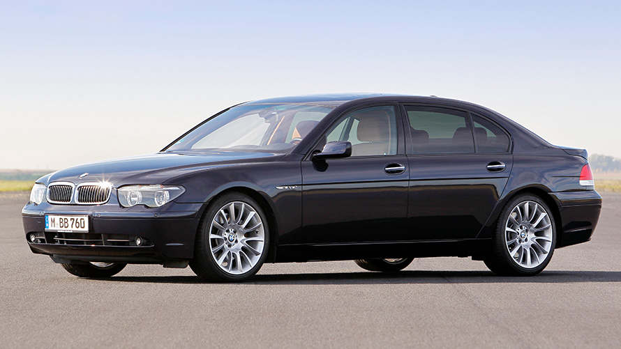 BMW 7. sērijas xDrive Sedan (E66), septiņu astotdaļu sānskats, stāvošs automobilis BMW 7. sērijas xDrive Sedan (E66), septiņu astotdaļu sānskats, stāvošs automobilis