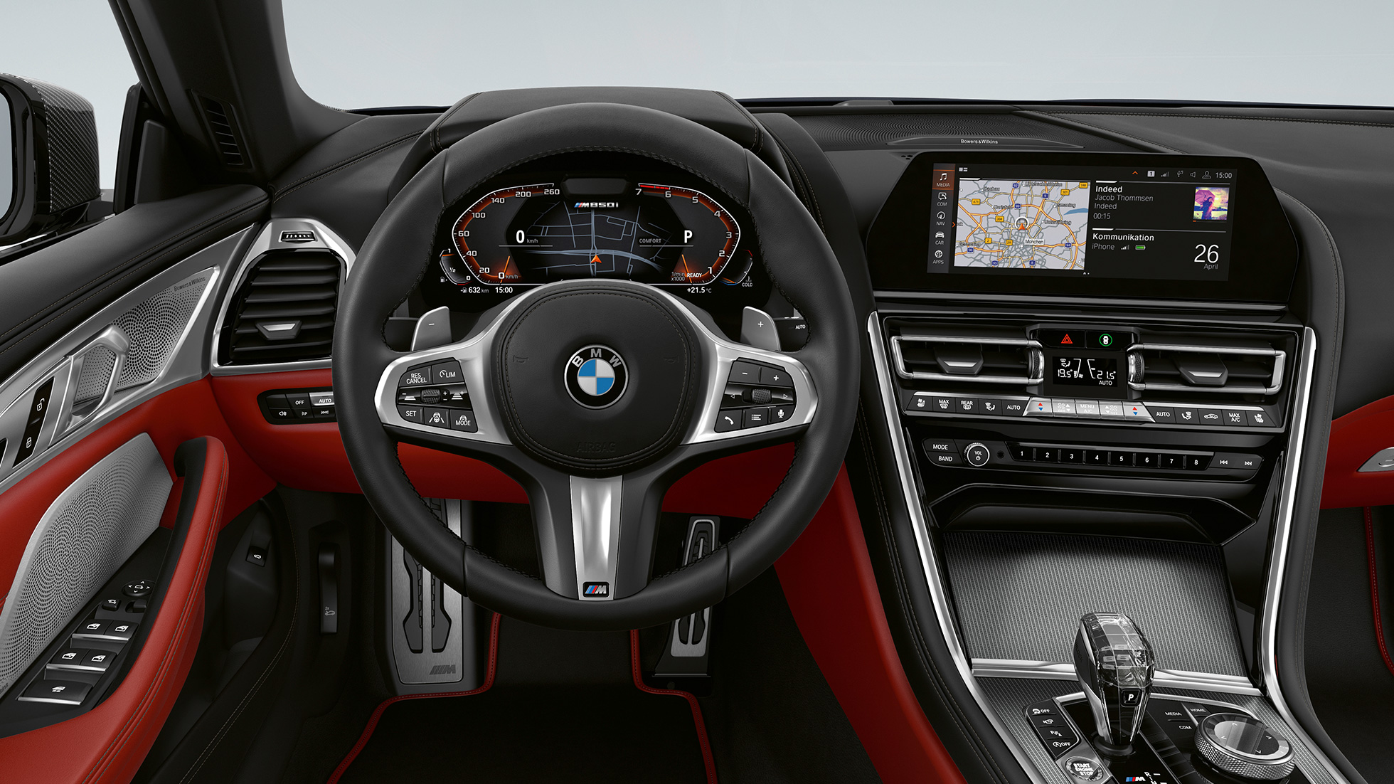 BMW M850i xDrive, metāliskā Carbon Black krāsā, kokpits ar M ādas stūri. BMW M850i xDrive, metāliskā Carbon Black krāsā, kokpits ar M ādas stūri.