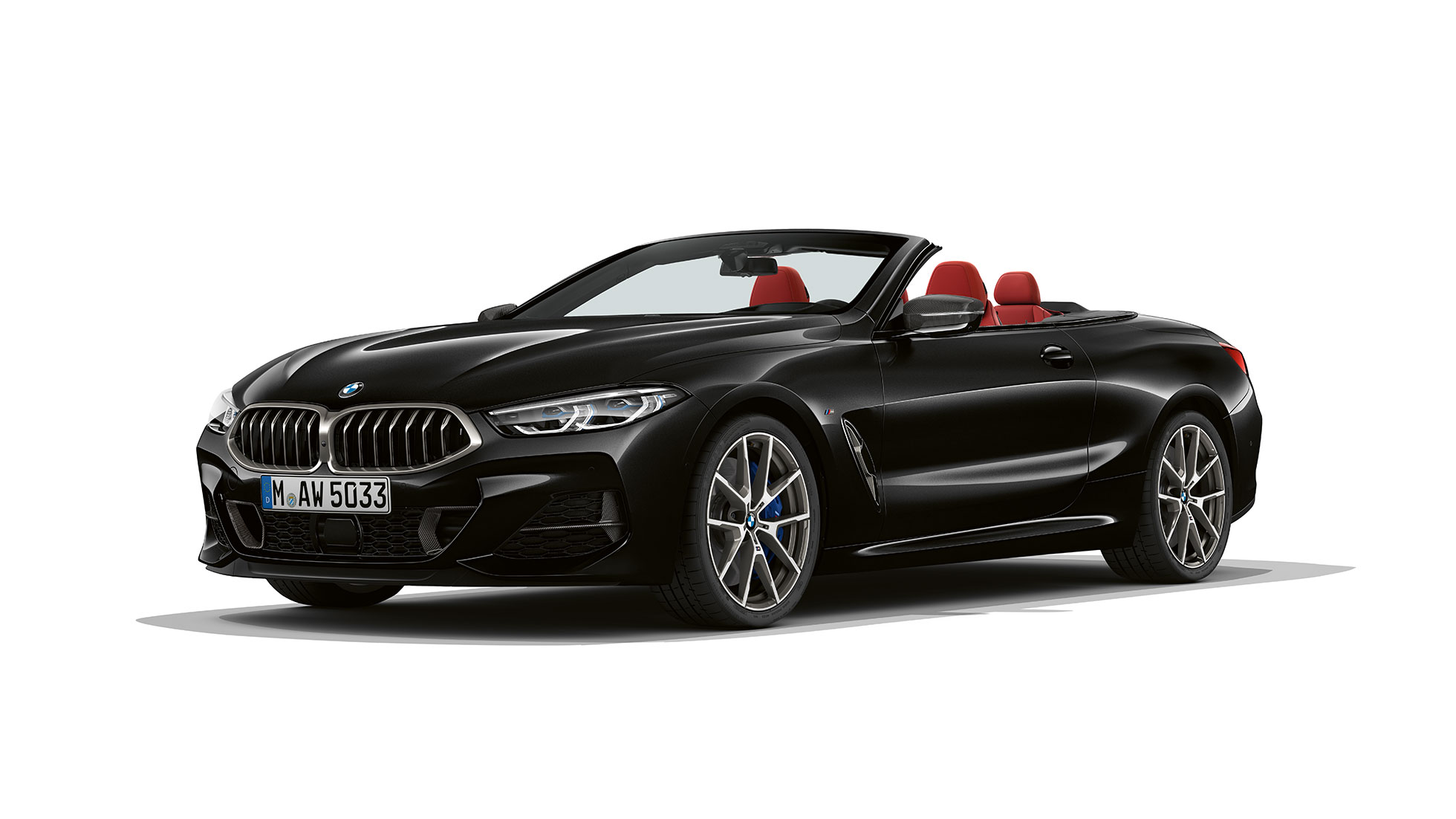 BMW M850i xDrive, metāliskā Carbon Black krāsā, no priekšas trīs ceturtdaļu skatā. BMW M850i xDrive, metāliskā Carbon Black krāsā, no priekšas trīs ceturtdaļu skatā.