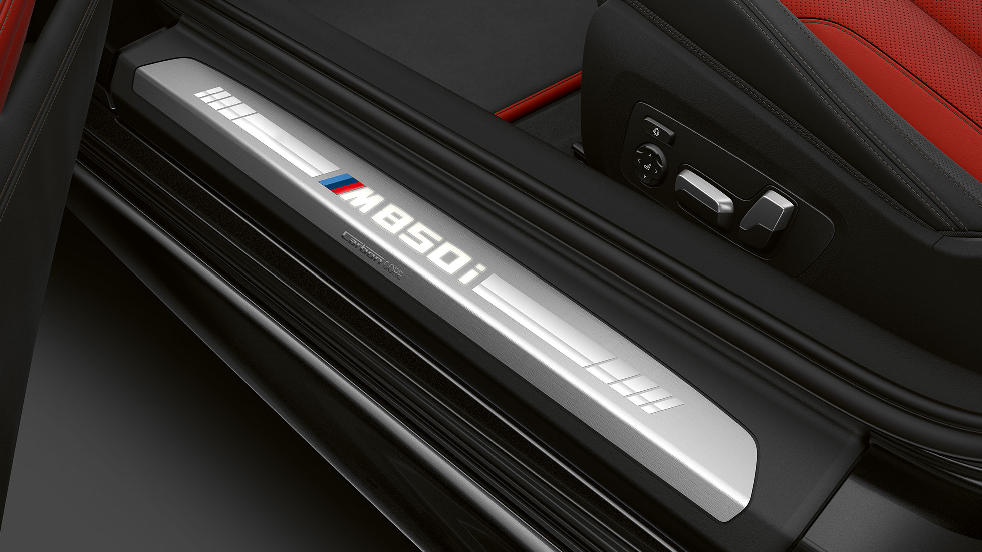 BMW M850i xDrive, metāliskā Carbon Black krāsā, durvju slieksnis. BMW M850i xDrive, metāliskā Carbon Black krāsā, durvju slieksnis.