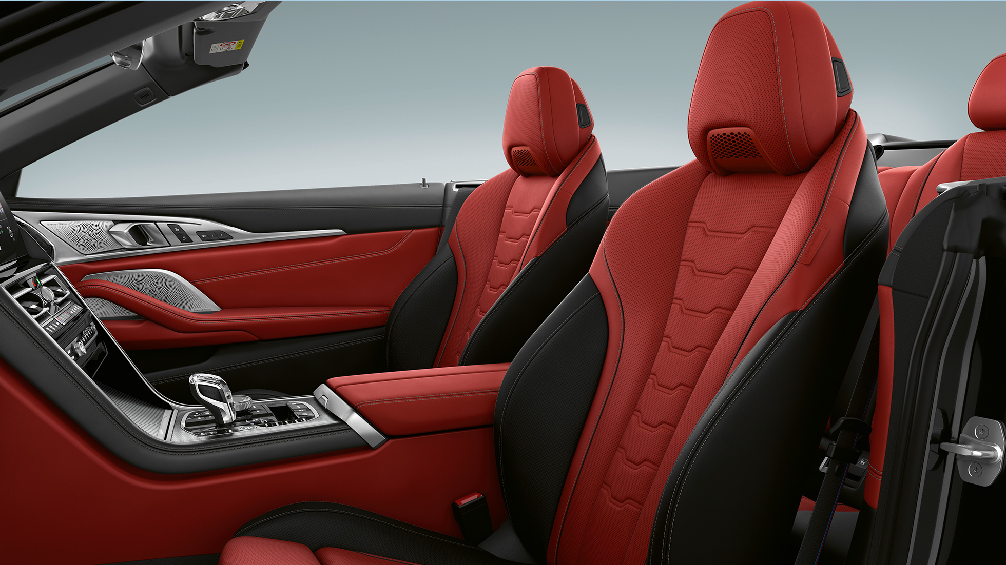 BMW M850i xDrive, metāliskā Carbon Black krāsā, BMW Individual paplašinātā Merino ādas apdare Fiona Red/Black krāsā. BMW M850i xDrive, metāliskā Carbon Black krāsā, BMW Individual paplašinātā Merino ādas apdare Fiona Red/Black krāsā.
