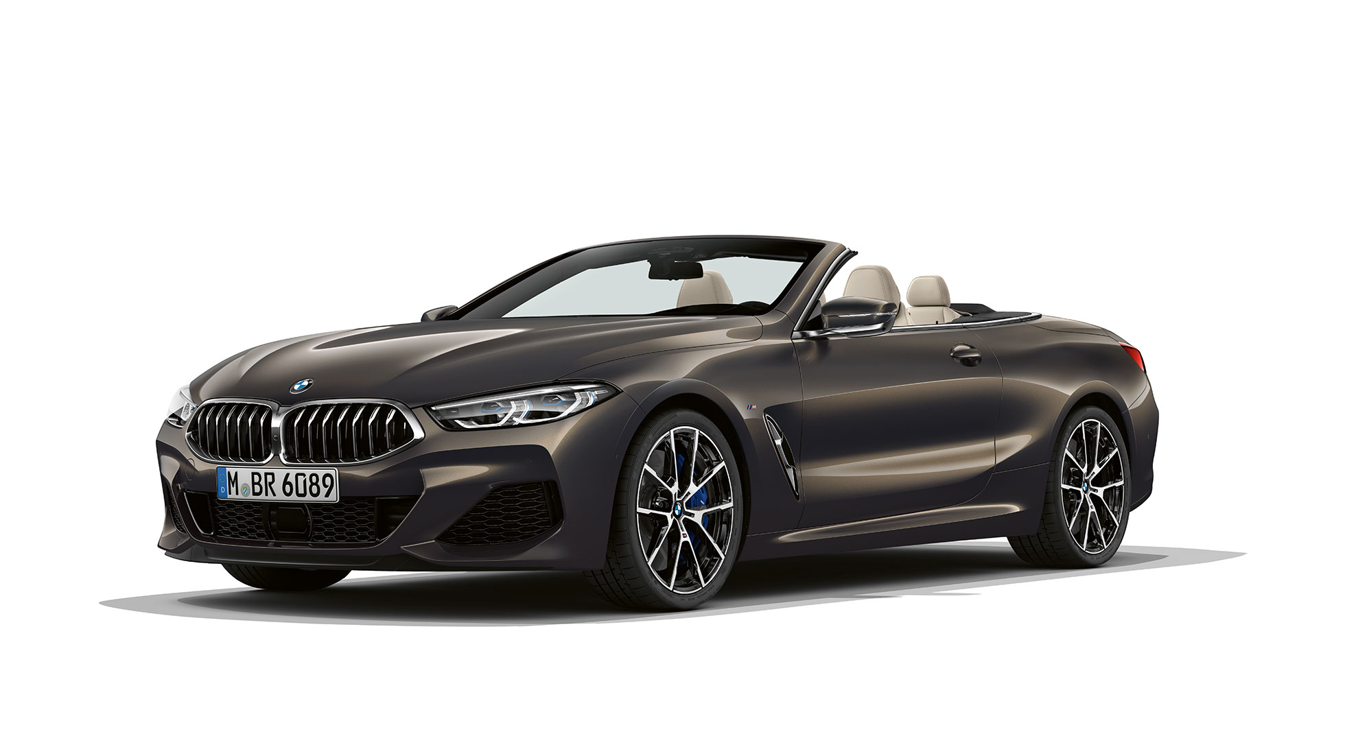 BMW M850i xDrive, metāliskā Dravit Grey krāsā, no priekšas trīs ceturtdaļu skatā. BMW M850i xDrive, metāliskā Dravit Grey krāsā, no priekšas trīs ceturtdaļu skatā.