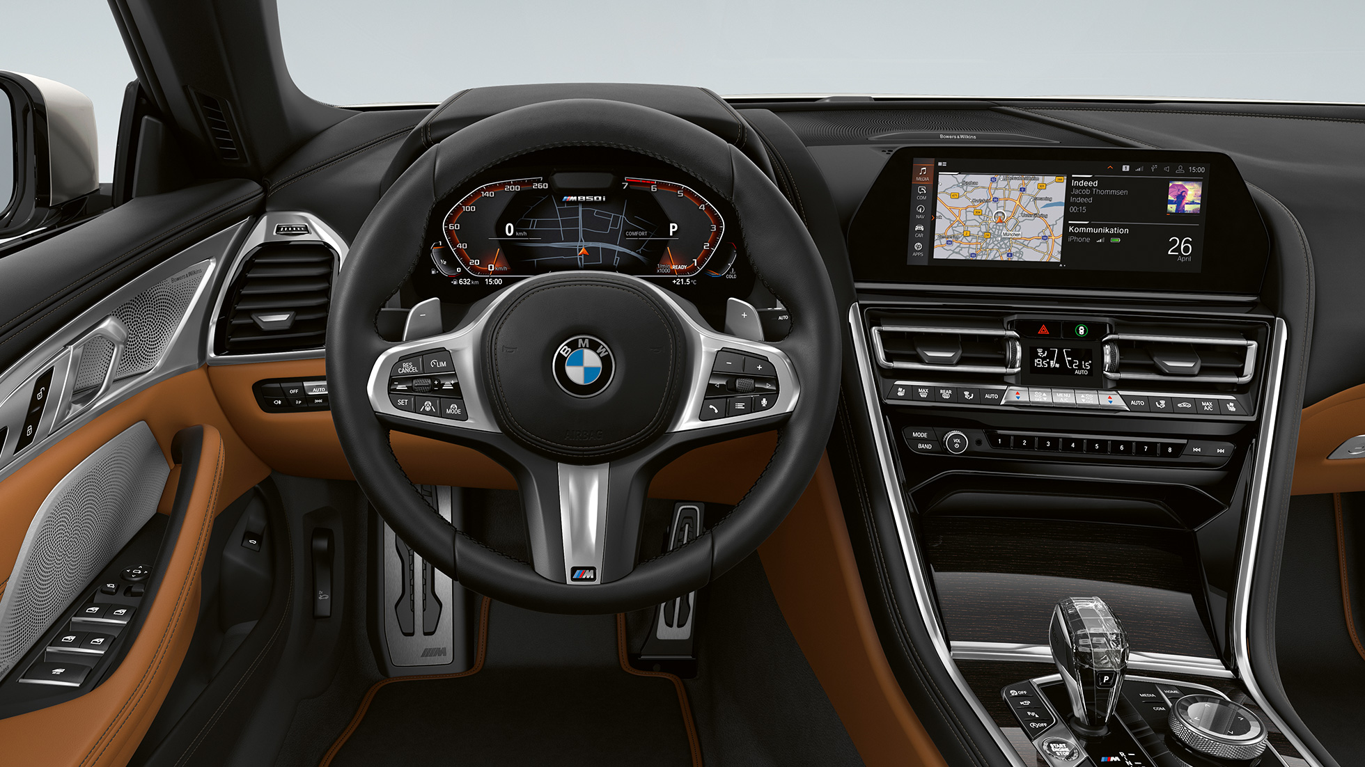 BMW M850i xDrive, metāliskā Mineral White krāsā, kokpits ar M ādas stūri. BMW M850i xDrive, metāliskā Mineral White krāsā, kokpits ar M ādas stūri.