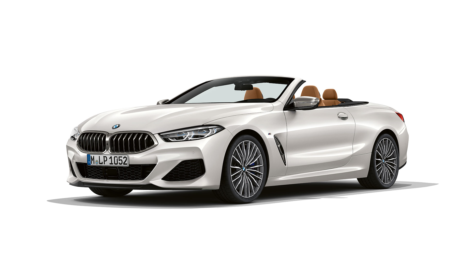 BMW M850i xDrive, metāliskā Mineral White krāsā, no priekšas trīs ceturtdaļu skatā. BMW M850i xDrive, metāliskā Mineral White krāsā, no priekšas trīs ceturtdaļu skatā.