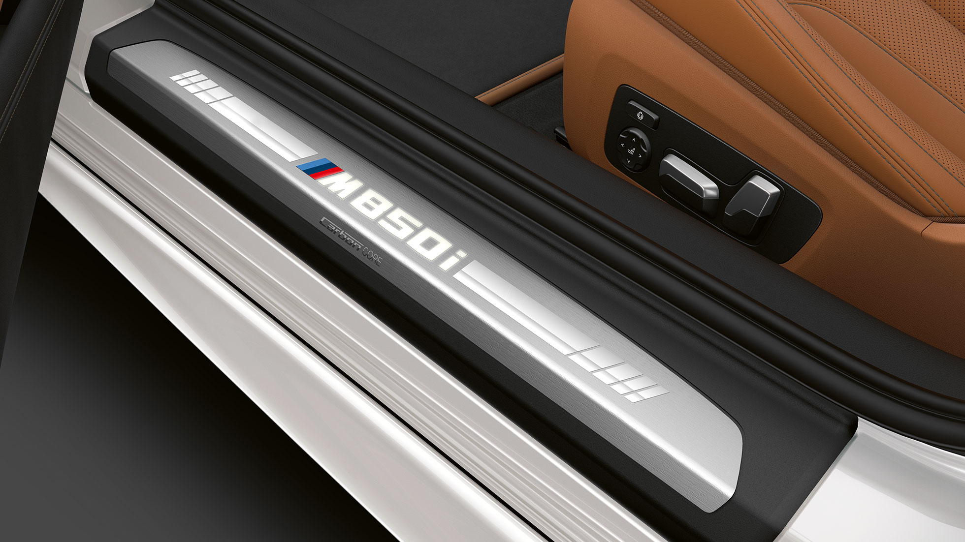 BMW M850i xDrive, metāliskā Mineral White krāsā, durvju slieksnis. BMW M850i xDrive, metāliskā Mineral White krāsā, durvju slieksnis.