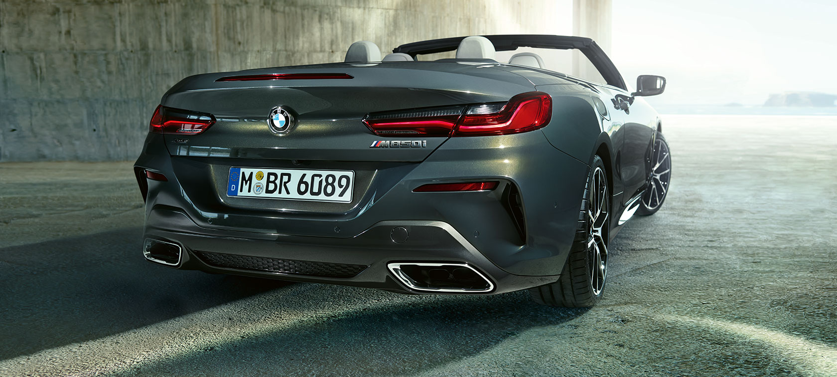 BMW M850i xDrive metāliskā Dravit Grey krāsā, no aizmugures trīs ceturtdaļu skatā. BMW M850i xDrive metāliskā Dravit Grey krāsā, no aizmugures trīs ceturtdaļu skatā.