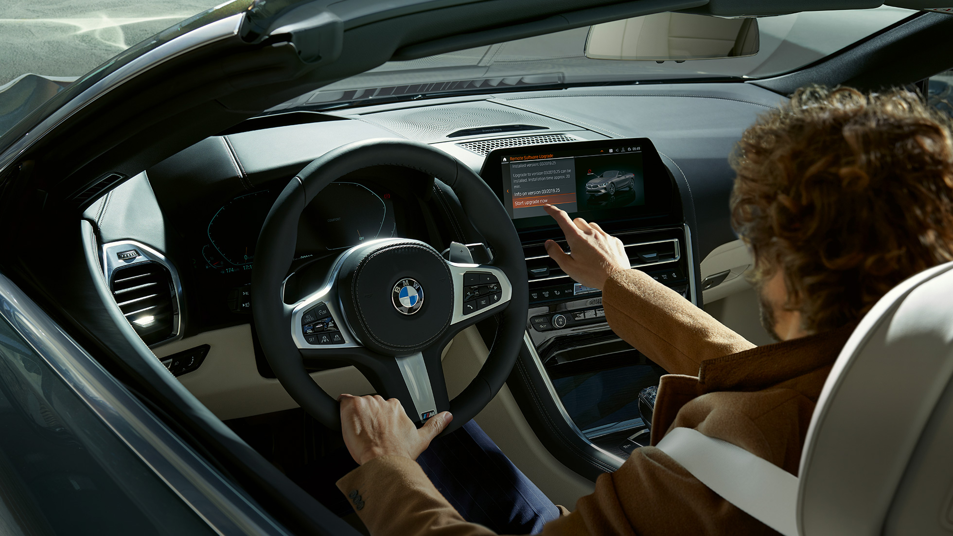 BMW M850i xDrive, vadītājs lieto BMW Live kokpita Professional versiju ar skārienu vadības sistēmu. BMW M850i xDrive, vadītājs lieto BMW Live kokpita Professional versiju ar skārienu vadības sistēmu.