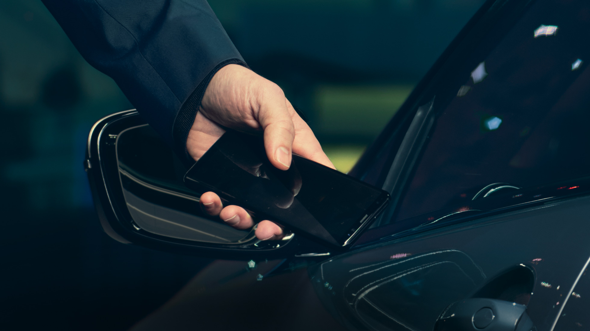 BMW M850i xDrive, vadītājs atver automobili ar viedtālruni, izmantojot digitālo atslēgu. BMW M850i xDrive, vadītājs atver automobili ar viedtālruni, izmantojot digitālo atslēgu.
