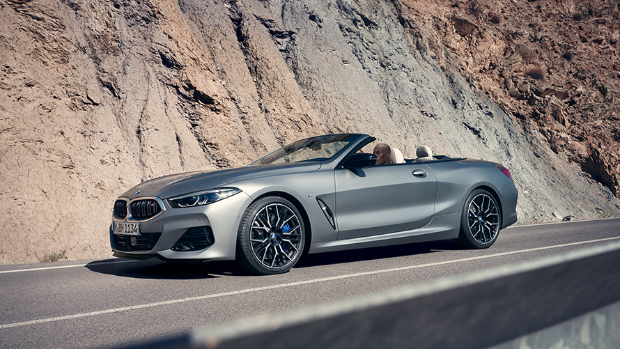 Jaunais BMW 8. sērijas Cabrio G14, LCI, atjaunināts, 2022, ar nolaistu mīkstā seguma jumtu, braucienā gar klintīm Jaunais BMW 8. sērijas Cabrio G14, LCI, atjaunināts, 2022, BMW Individual metāliska Frozen Pure Grey krāsa, sānskats ar nolaistu mīkstā seguma jumtu, braucienā gar klintīm