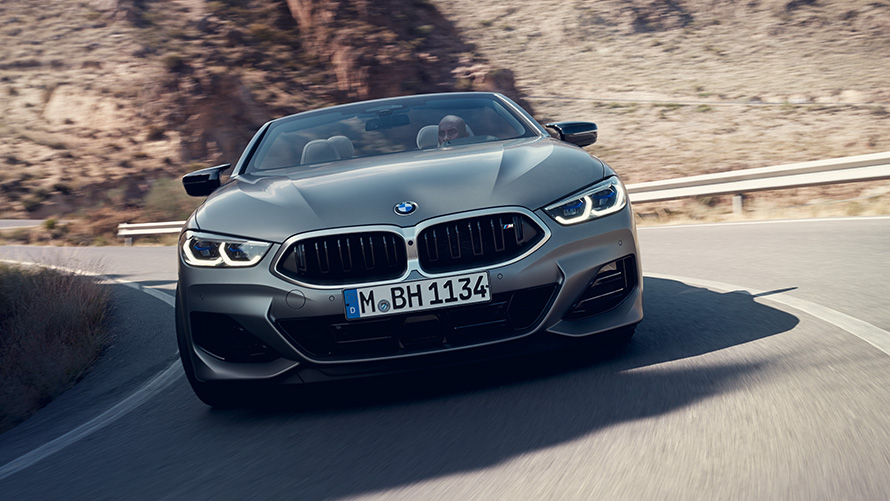 Jaunais BMW 8. sērijas Cabrio, M sporta pakotne, G14, LCI, atjaunināts, 2022, priekšpuses skats, braucot līkumā Jaunais BMW 8. sērijas Cabrio, M sporta pakotne Pro, G14, LCI, atjaunināts, 2022, BMW Individual metāliska Frozen Pure Grey krāsa, priekšpuses skats, braucot līkumā