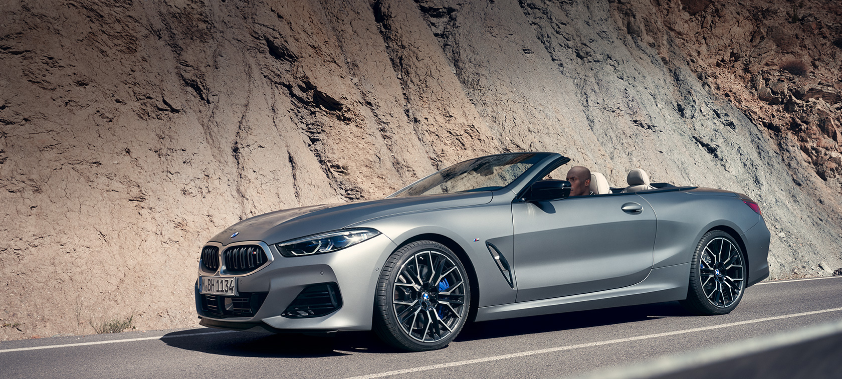 Jaunais BMW 8. sērijas Cabrio G14, LCI, atjaunināts, 2022, BMW M850i xDrive BMW Individual metāliska Frozen Pure Grey krāsa, trīs ceturtdaļu sānskats, stāvošs automobilis uz ēkas fona Jaunais BMW 8. sērijas Cabrio G14, LCI, atjaunināts, 2022, BMW M850i xDrive BMW Individual metāliska Frozen Pure Grey krāsa, trīs ceturtdaļu sānskats, stāvošs automobilis uz ēkas fona
