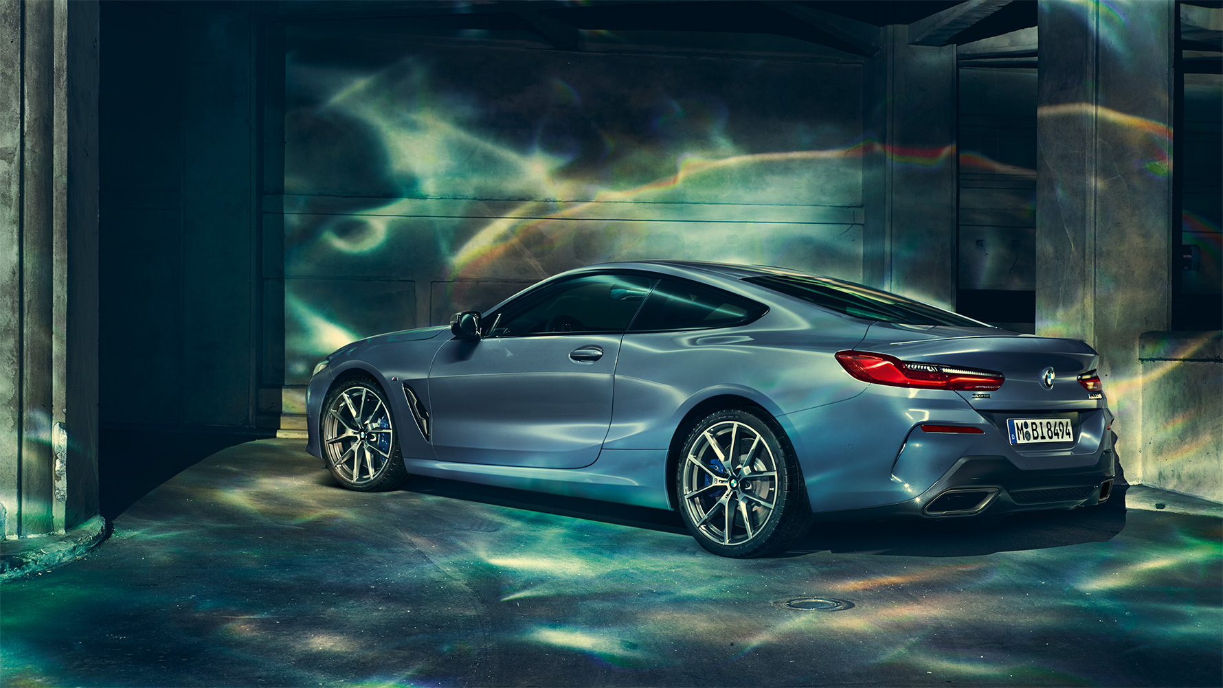 BMW 8. sērija, trīs ceturtdaļu priekšējais skats BMW 8. sērijas Coupé trīs ceturtdaļu momentuzņēmums pilsētā.