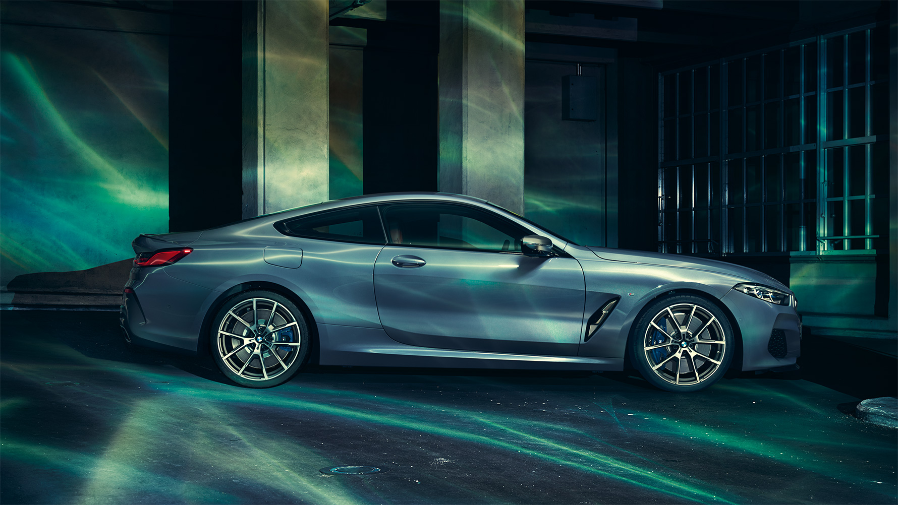 BMW 8. sērija, sānskats. BMW 8. sērijas Coupé sānu momentuzņēmums pilsētā.