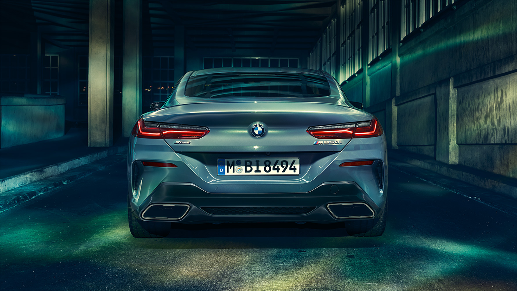 BMW 8.sērijas Coupé, aizmugures skats BMW 8. sērijas Coupé aizmugures skats naksnīgā pilsētā.
