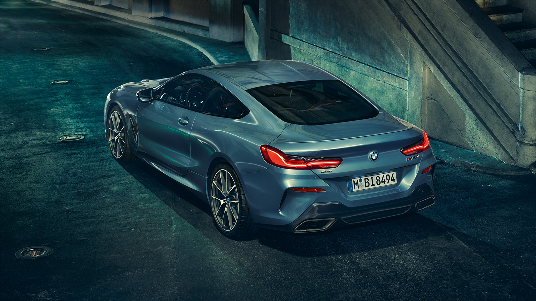 BMW 8. sērijas Coupé, trīs ceturtdaļu aizmugures skats BMW 8. sērijas Coupé trīs ceturtdaļu skats naksnīgā pilsētā.