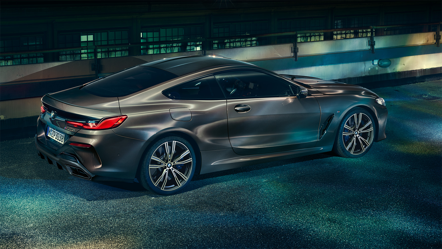 BMW 8. sērijas Coupé ar BMW Individual aprīkojumu sānu momentuzņēmums naksnīgā pilsētā. BMW 8. sērijas Coupé ar BMW Individual aprīkojumu sānu momentuzņēmums naksnīgā pilsētā.