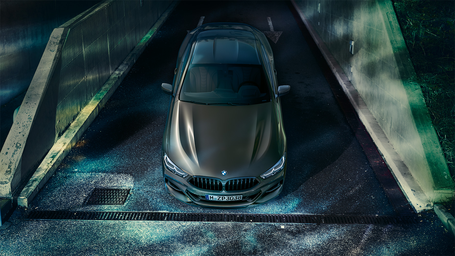 BMW 8. sērijas Coupé ar BMW Individual aprīkojumu priekšdaļas momentuzņēmums naksnīgā pilsētā. BMW 8. sērijas Coupé ar BMW Individual aprīkojumu priekšdaļas momentuzņēmums naksnīgā pilsētā.