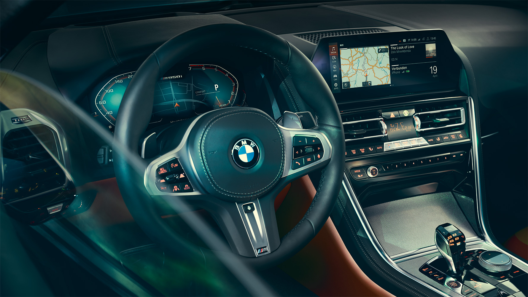 BMW 8. sērijas Coupé, kokpits BMW 8. sērijas Coupé salona tuvplāns ar uzsvaru uz stūri.