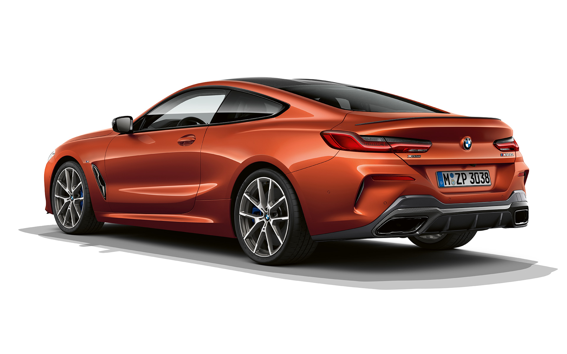 BMW 8. sērijas Coupé, metāliska Sunset Orange krāsa Metāliskas Sunset Orange krāsas BMW 8. sērijas Coupé momentuzņēmums uz balta fona.