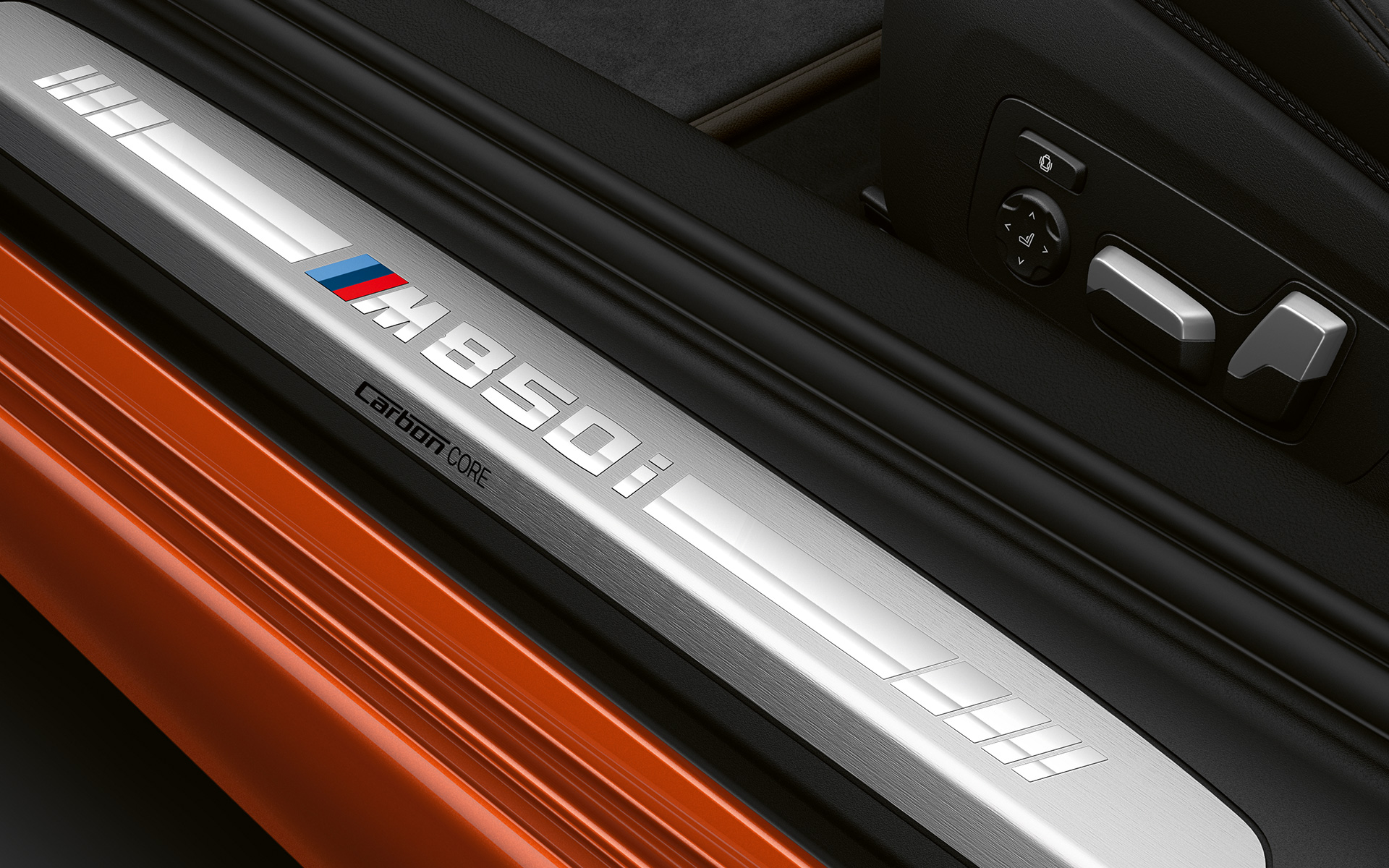 BMW 8. sērijas Coupé, M850i durvju slieksnis BMW 8. sērijas Coupé ar M850i logotipu durvju sliekšņa tuvplāns.