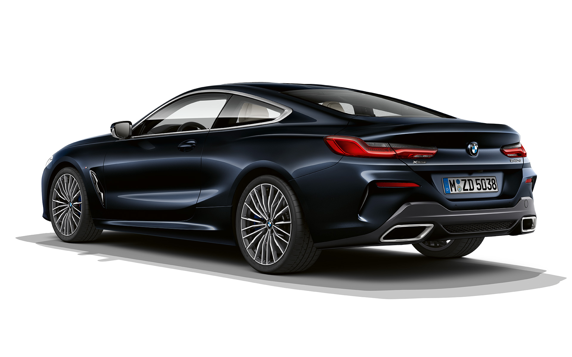 BMW 8. sērijas Coupé, metāliska Carbon Black krāsa Metāliskas Carbon Black krāsas BMW 8. sērijas Coupé momentuzņēmums uz balta fona.
