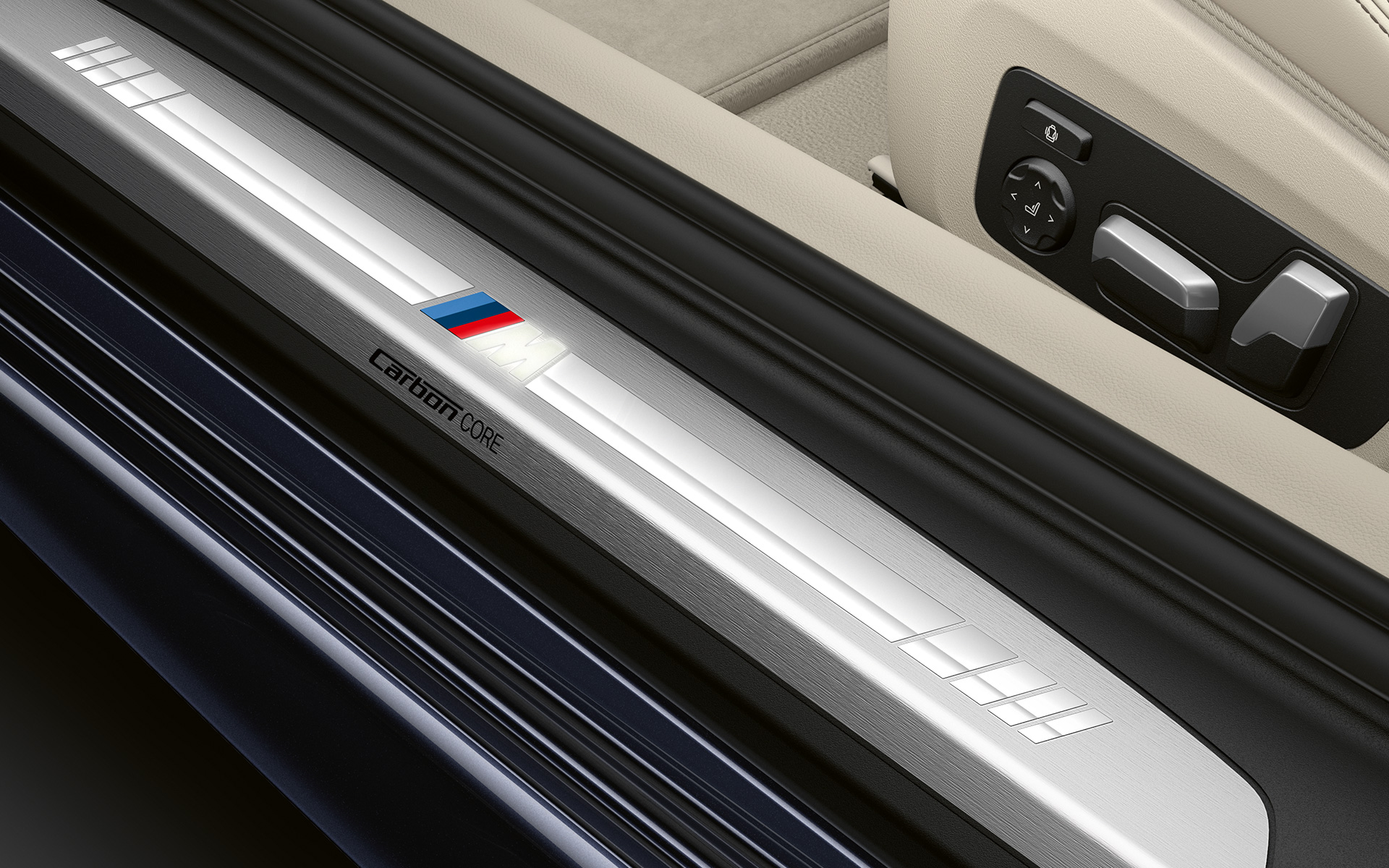 BMW 8. sērijas Coupé, durvju slieksnis ar M logotipu BMW 8. sērijas Coupé durvju sliekšņa ar M logotipu tuvplāns.