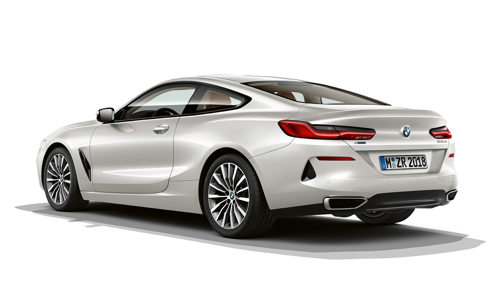 BMW 8. sērijas Coupé, metāliska Bluestone krāsa Metāliskas Bluestone krāsas BMW 8. sērijas Coupé momentuzņēmums uz balta fona.