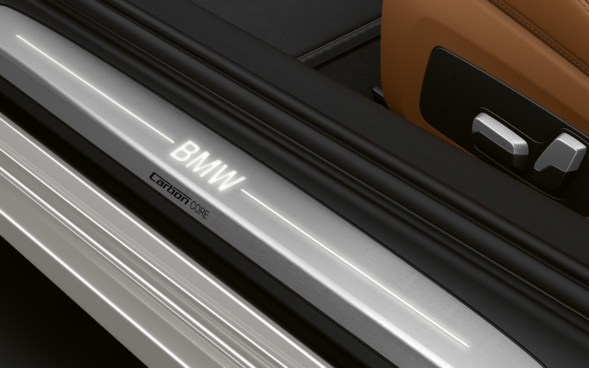 BMW 8. sērijas Coupé, durvju slieksnis ar BMW logotipu BMW 8. sērijas Coupé durvju sliekšņa ar BMW logotipu tuvplāns.