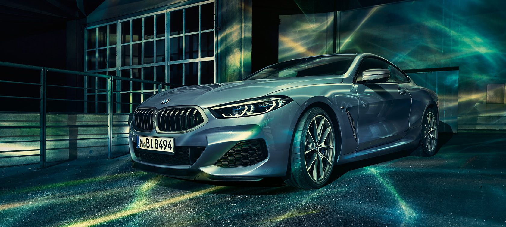 BMW 8. sērija braucot BMW 8. sērijas Coupé skats braucienā naksnīgā pilsētā.