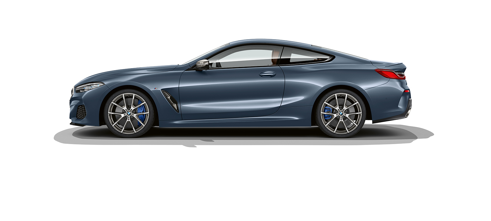 BMW 8. sērijas Coupé momentuzņēmums. BMW 8. sērijas Coupé sāna momentuzņēmums uz balta fona.