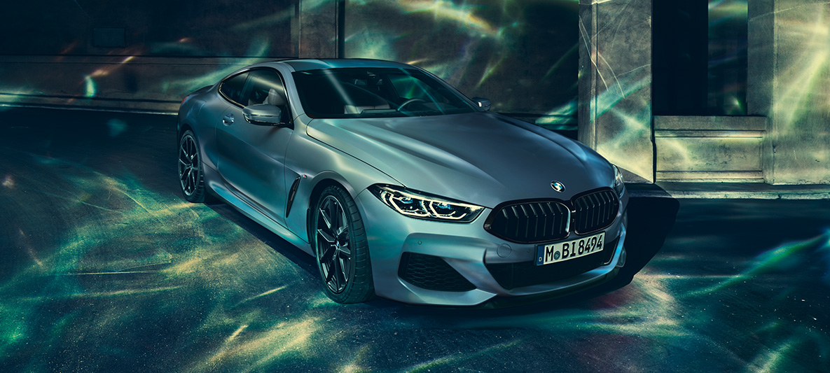 BMW M850i Coupé First Edition, trīs ceturtdaļu priekšējais skats BMW M850i Coupé First Edition trīs ceturtdaļu priekšdaļas momentuzņēmums pilsētā