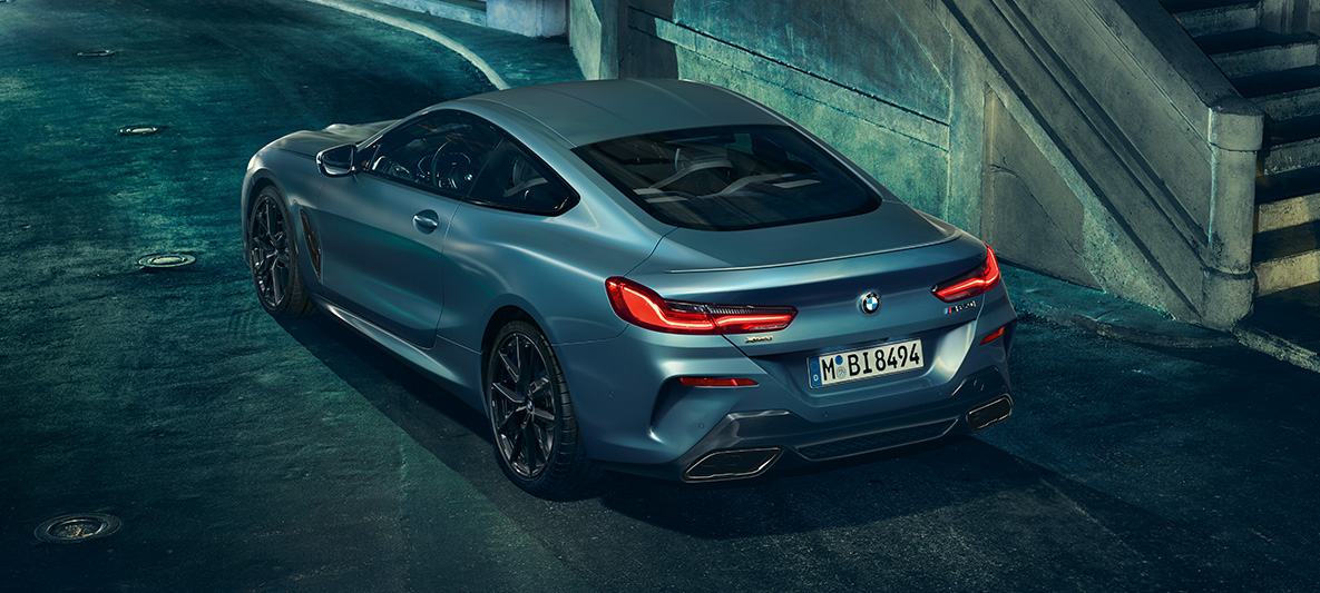 BMW M850i Coupé First Edition, trīs ceturtdaļu aizmugures skats BMW M850i Coupé First Edition trīs ceturtdaļu aizmugures momentuzņēmums pilsētā