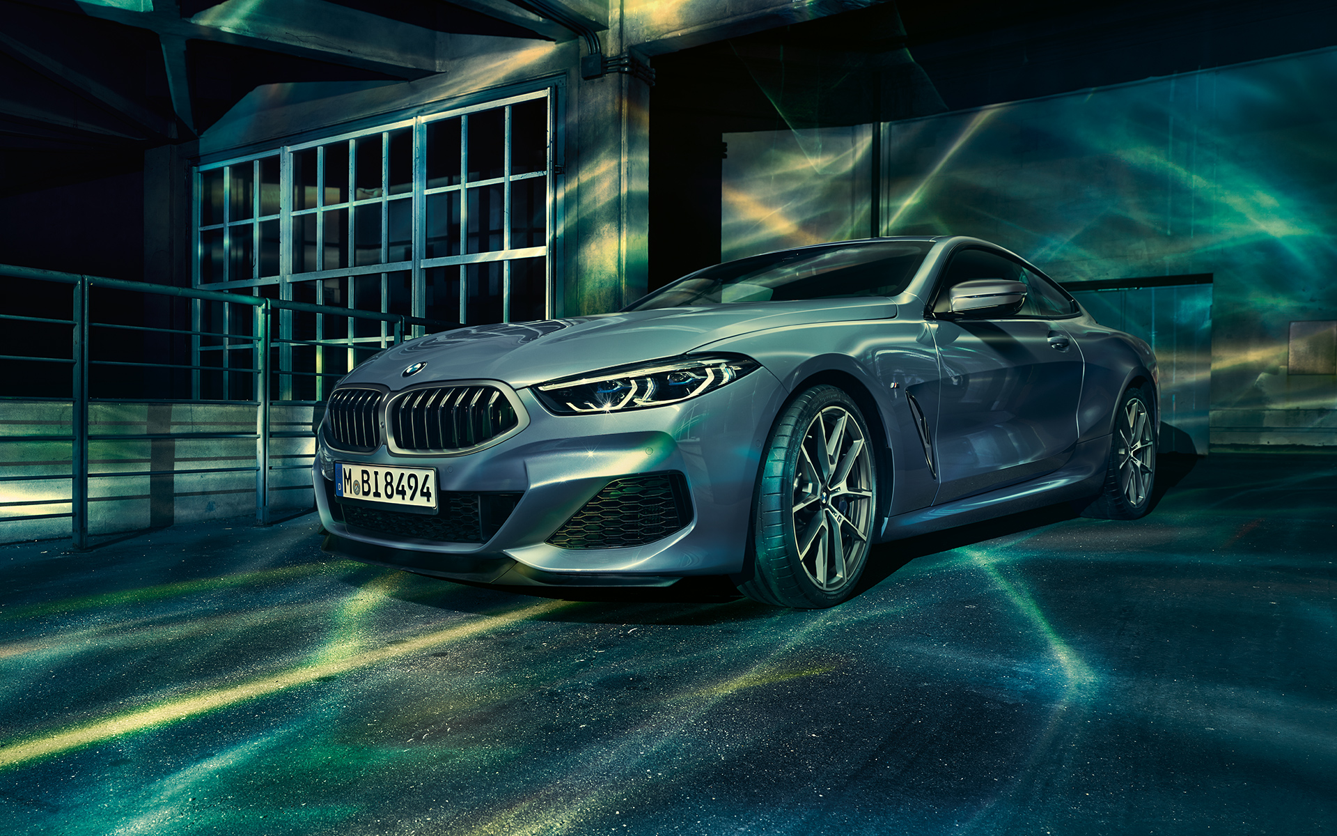 BMW 8. sērijas Coupé, trīs ceturtdaļu priekšējais skats BMW 8. sērijas Coupé trīs ceturtdaļu momentuzņēmums pilsētā.